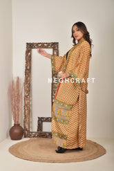 Robe kimono en soie imprimé bloc moutarde