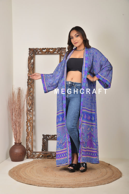 Robe kimono bleue pour couvrir le corps