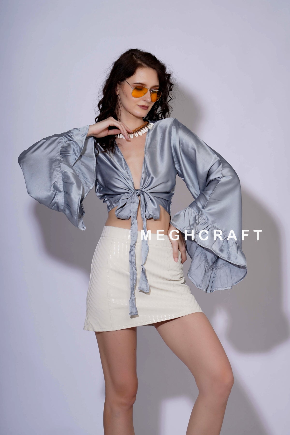 Top con volante y mangas acampanadas de satén de seda 