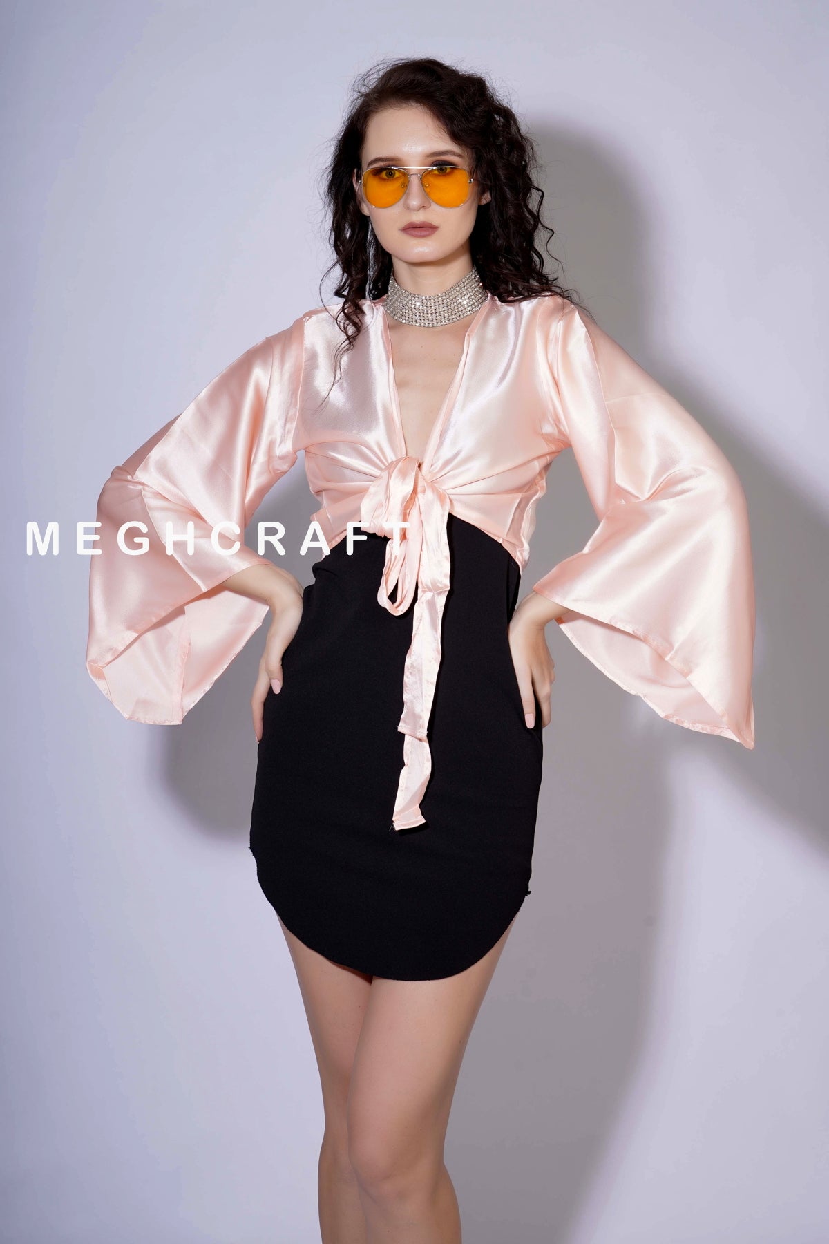 Top con lazo y mangas acampanadas de satén de seda 